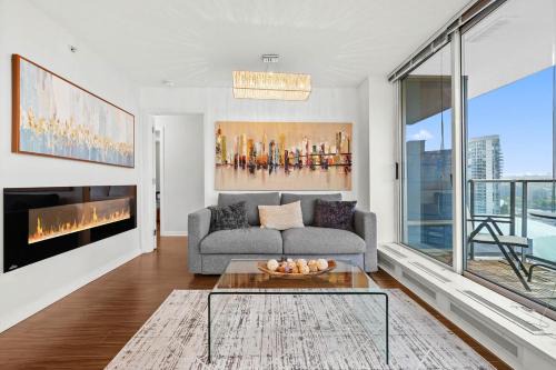 Crosstown Apartment | Elegance Meets Comfort Downtown with Free Parking