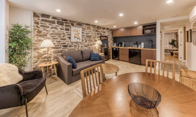 Vieux-Quebec-Cap-Blanc-colline Parlementaire Hotel | Elegant 1 Bedroom Suite