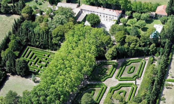 Camaret-sur-Aigues House | Elegant 18th c. country house, beautiful lush park, lovely pool.