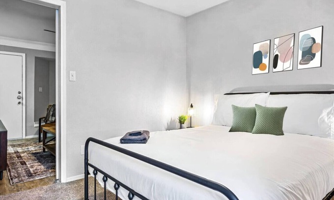 Brentwood Apartment | Elegant 1BR Haven - 10 Min to Downtown Austin