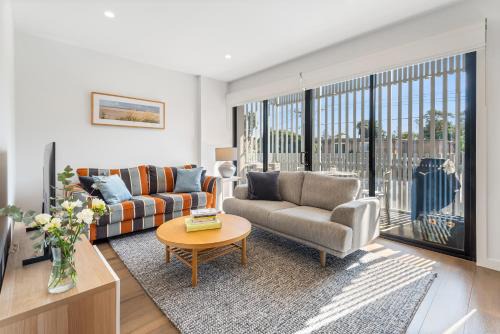 Caulfield North Apartment | Elegant 2 Bed 2 Bath Apartment at Caulfield Park with Balcony & Parking