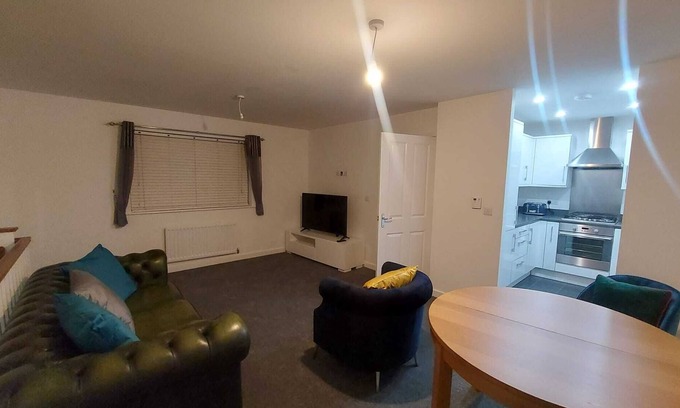 Brentwood Apartment | Elegant 2 bedroom Brentwood Home with Free Parking