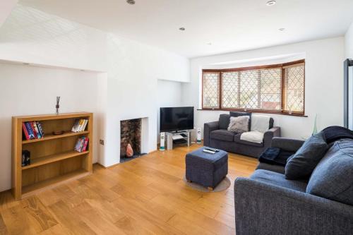 Knight's Hill House | Elegant 2BD House with Garden and Decked Patio
