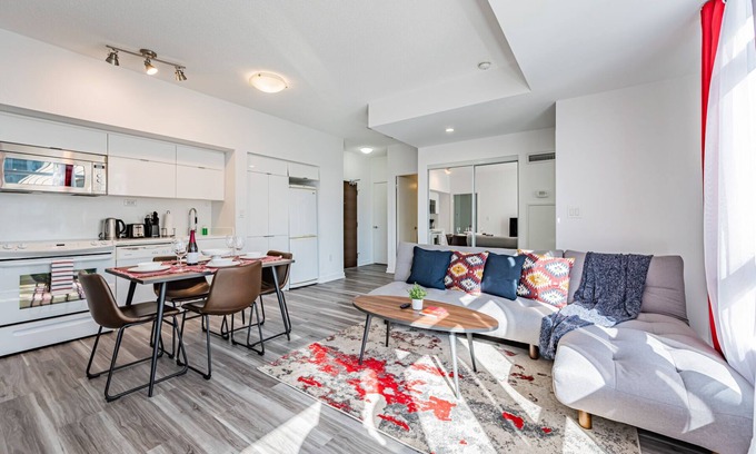 Bathurst Quay Condo | ELEGANT 2BR CONDO, LAKE VIEW & FREE PARKING