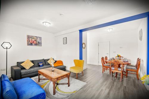 Turkey Street Apartment | Elegant 3-bed apartment with FREE onsite PARKING in Enfield - Out door Patio - Big savings on Longer Stays