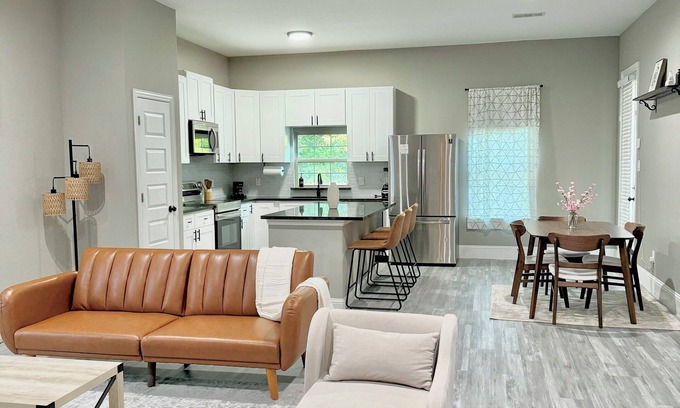 Cedar Crest House | Elegant 3-Bedrm Retreat in Prime Dallas Location w/fully fenced yard and garage
