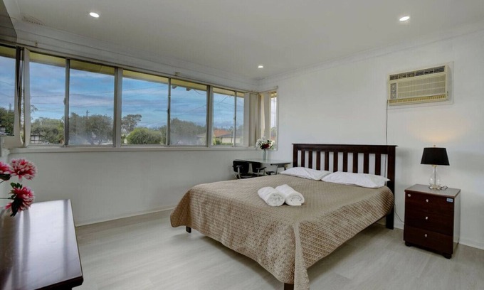 Werrington House | Elegant 3 Bedroom Haven Getaway Close to Golf Club