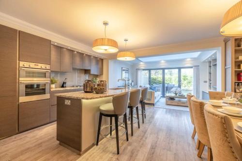 Runnymede House | Elegant 4-Bed Home,Private Garden,Parking