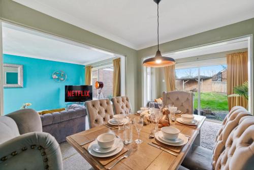 Maidstone Apartment | Elegant 4 Bed House - Parking and Garden -Sleeps 8
