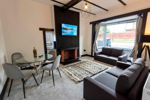 Seisdon House | Elegant 4-Bedroom Getaway - Parking for 4 cars