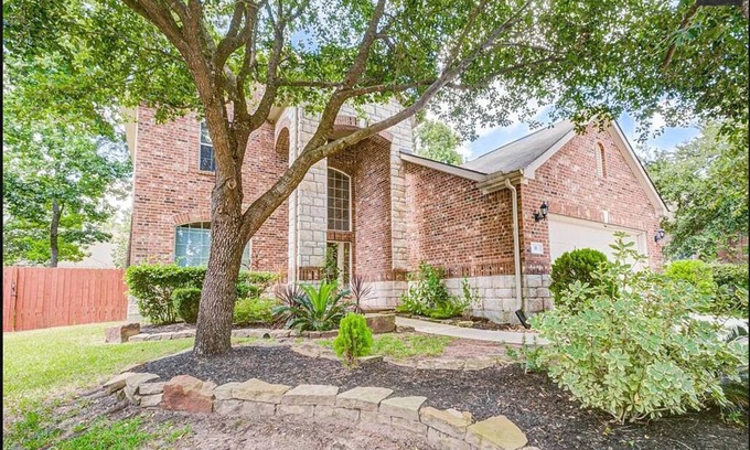 Sterling Ridge House | Elegant 4BR Retreat in The Woodlands – Spacious Home with backyard