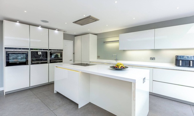 Northcote House | Elegant 4BR Semi-Detached Terraced House Batterseann