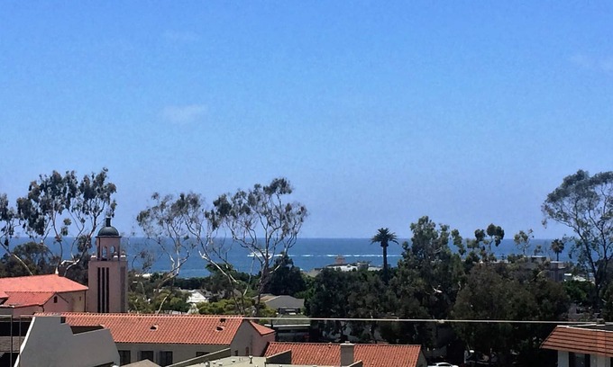 Laguna Beach House | Elegant and Contemporary Downtown Home with Cozy Feeling and Private Pool
