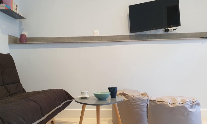 Granville Apartment | Elegant and functional 2-room studio, 5 minutes from the train station and 10 minutes from the beach!