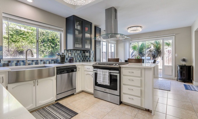 Antelope House | Elegant Antelope Home w/Pool, Spa & Sauna!