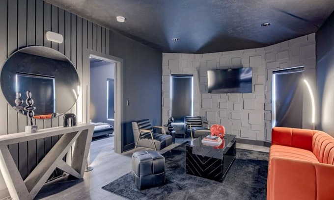 Lincoln House | Elegant Black Modern Getaway