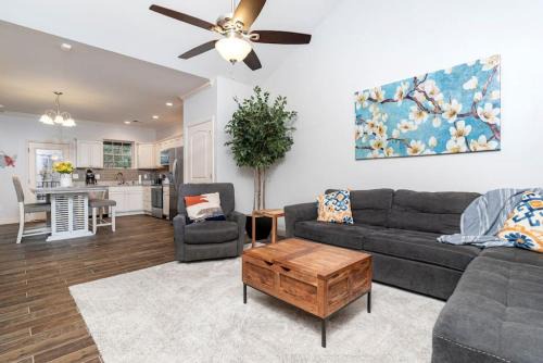 Townsend House | Elegant Cades Cove Condo with Community Pool