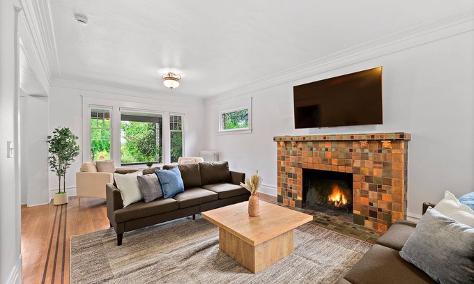 Stevens House | Elegant Capitol Hill Home 8BR Near Parks & Dining