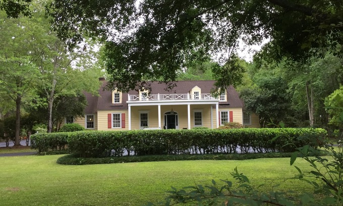 Summerville Historic District Cottage | Elegant cottage in historic Summerville- WEEKLY DISCOUNTS