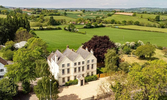 Chelwood House | Elegant Country Estate | Sleeps 18 near Bristol