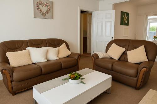 Cradley House | Elegant & Cozy 3 Bed End Terraced Stay