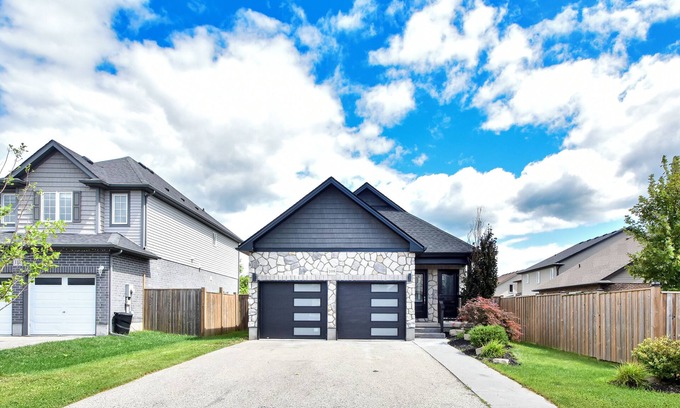 Woodstock House | Elegant cozy 3 bedrooms, 2 bathrooms home with 1 King bed, 2 Queen beds