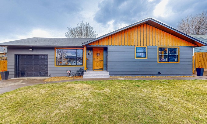 College Place House | Elegant dog-friendly home with old-world theme, smart TVs, grill, AC, & firepit