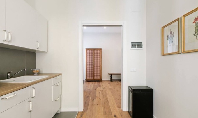 Ruggero Settimo Apartment | Elegant Don Giovanni flat of 60 sqm, for 4 people, located on the 5th floor of a historic building in Via Principe di Belmonte: NotHotel, a luxury Guest House, equipped with every comfort. Once inside you will be greeted by an elegant environment, where