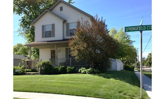 Akron House | Elegant Ellet Living