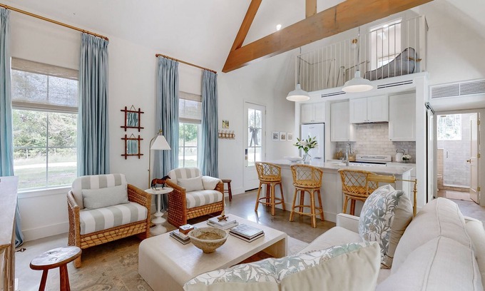 Brenham Cottage | Elegant farmhouse-style cottage between Brenham with porch, open layout & loft
