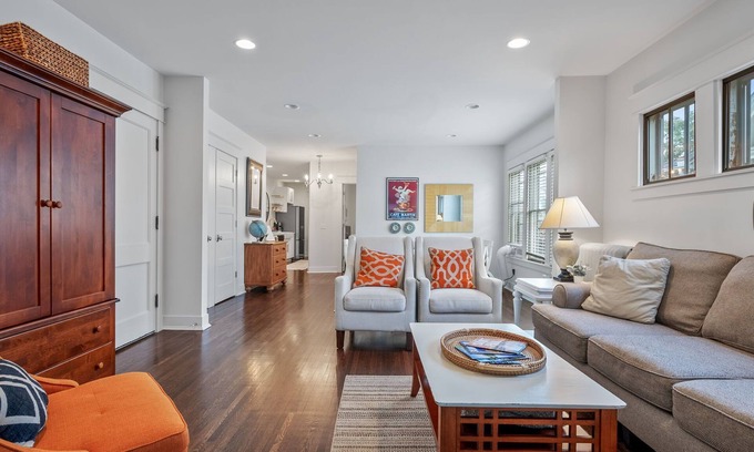 Union Park Apartment | Elegant Flat nestled right off-campus & free parking!