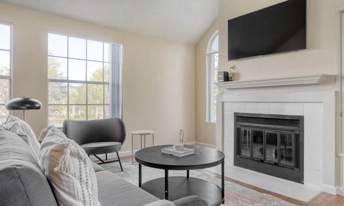 Foster City Apartment | Elegant Foster City 2BR w/Gym, 2 Pools & W/D, near VISA, by Blueground