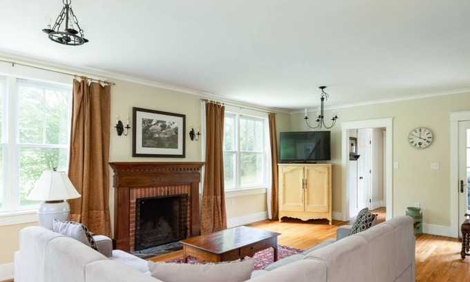 Warm Springs House | Elegant, historic cottage located just across from the Old Dairy Complex