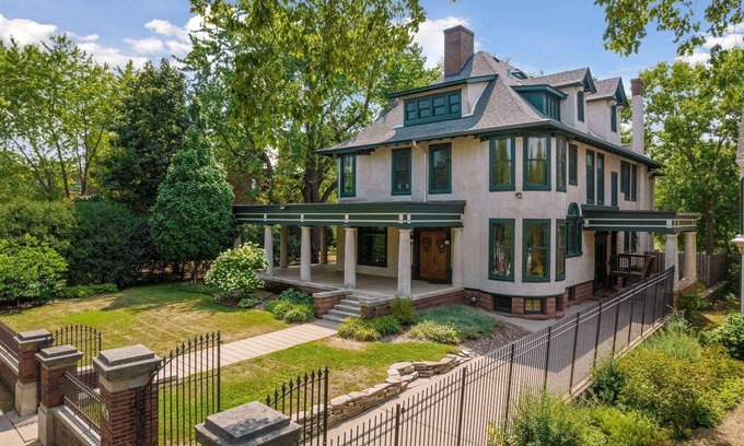 Summit Hill House | Elegant, Historic Mansion Getaway