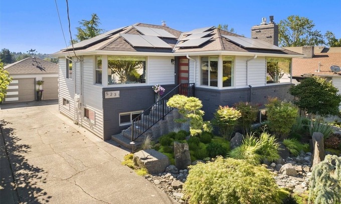 Riverview House | Elegant Home with Lovely Gardens in West Seattle