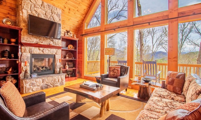 Cherokee Cabin | Elegant Log Cabin between Cherokee and Bryson City, hot tub & fire pit