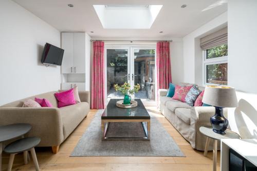 Shaftesbury Apartment | Elegant London Stay - 2BR with Garden in Battersea