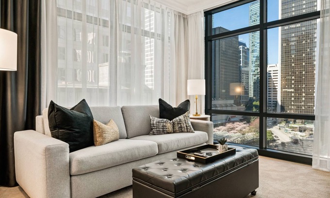 Coal Harbour Apartment | Elegant Luxury: 2 Beds King&Queen - 3 min walk to Convention Ctr | Valet Parking