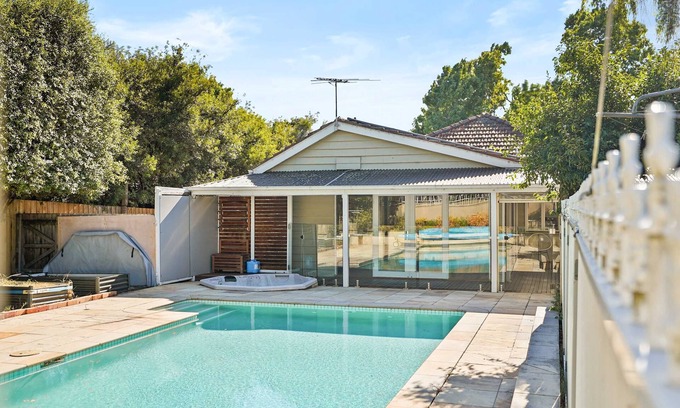 Ringwood House | Elegant Luxury - Family Entertainer in Ringwood