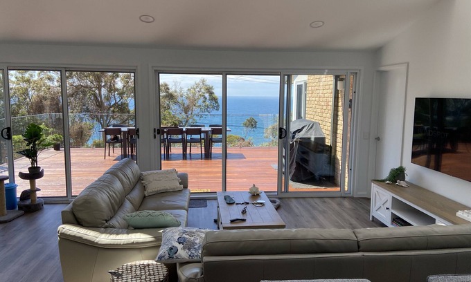 Avoca Beach House | ELEGANT LUXURY WITH STUNNING SEA VIEWS