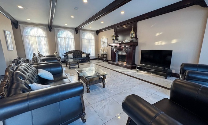 Beloeil House | Elegant Manoir with Jacuzzi, Private Dock & Stunning Mont-Saint-Hilaire View