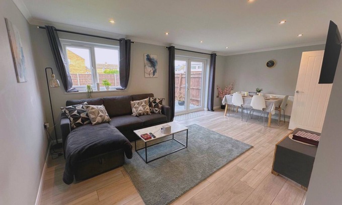 Swindon House | Elegant Modern 3 BR Home