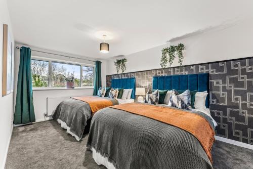 Cheltenham House | Elegant Retreat in Cheltenham - Garden & Parking Included