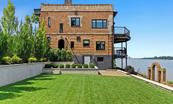 Louisville House | Elegant Riverside Escape | Historic Charm & Views