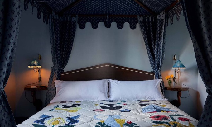 Mount Vernon House | Elegant Room Ideal for Art Enthusiasts w/Vintage Decor in Mt. Vernon, Pets Free