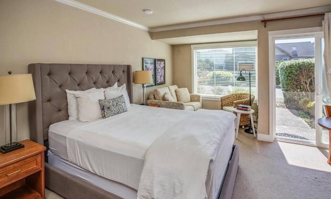 Downtown Cannon Beach Hotel | Elegant Rooms with Modern Comforts – Just Minutes from the Beach!