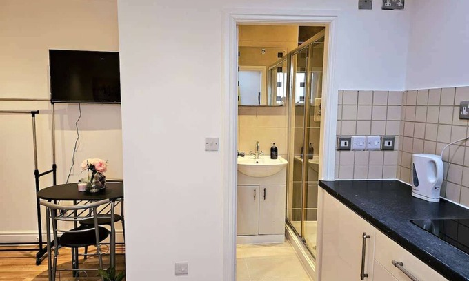 St. Helen's Condo | Elegant Spacious London Flat B