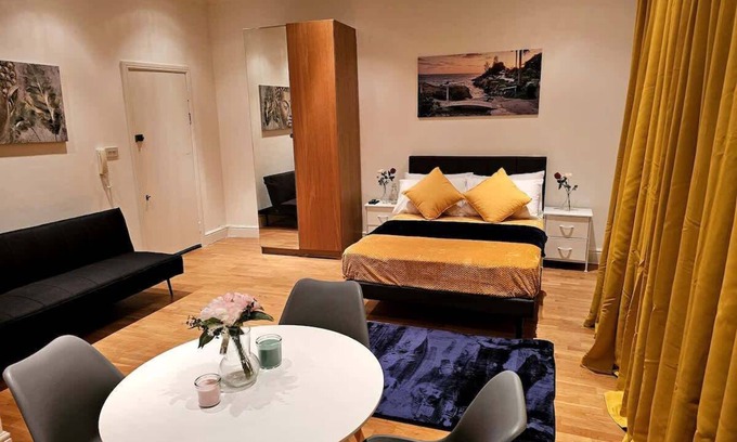 College Park and Old Oak Condo | Elegant Spacious London Flat C