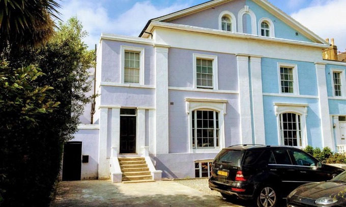 Blackheath Apartment | Elegant & spacious parkside 2-bedroom 2-bathroom flat in period building on Blackheath Common - private entrance, great Greenwich location, easy for O2 Arena and City!