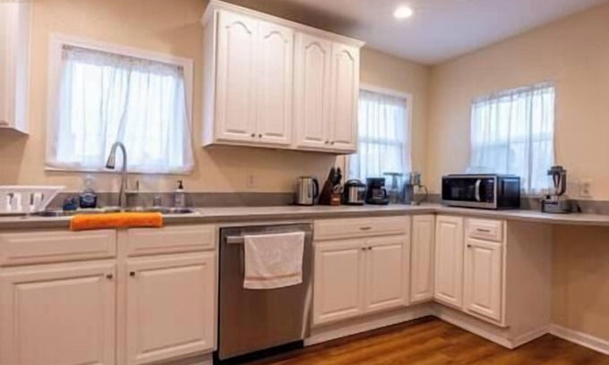 Eastside House | Elegant & Spacious Tacoma Gem